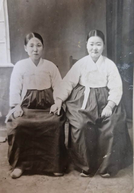 사진 오른쪽에 계신 분이 김운철 님 어머니(출처 : 김운철)