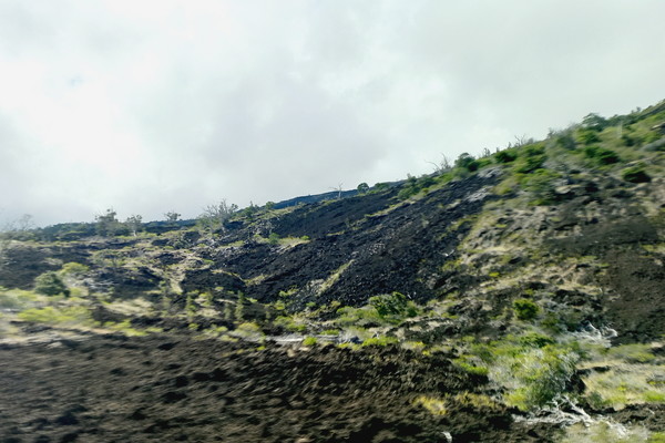 ▲ 달리는 차 안에서 찍은 홀레이 팔리'(Hōlei Pali) 절벽. 마우나울루 용임이 남서쪽으로 흘러내리면서 형성된 400m 높이 절벽 