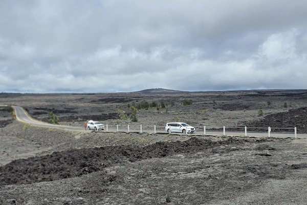 ▲ 체인 오브 크레이터스 로드, 멀리 보이는 방패 모양의 산이  마우나울루(Mauna Ulu) 분화구