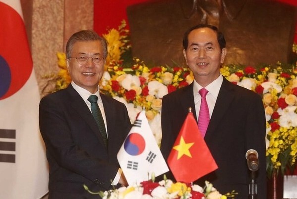 베트남을 국빈 방문 중인 문재인 대통령이 23일(현지시간) 베트남 하노이 주석궁에서 쩐 다이 꽝 베트남 국가주석과 6건의 양해각서(MOU)를 체결한 뒤 악수하고 있다. 청와대사진기자단(사진 출처 :한겨레신문)