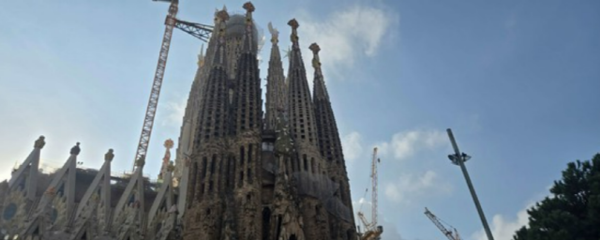 가우디가 설계한 세기적인 건축물  바르셀로나 성가족 성당 외부 전경. 아직도 공사중이다/사진 : 김영수