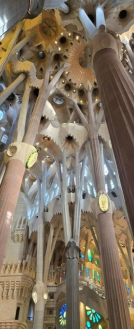  화려한 성가족 성당 내부 모습 /사진 : 김영수