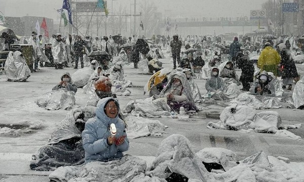 서울 전 지역에 대설주의보가 내려진 5일 아침 서울 용산구 관저 인근 ‘노동자 시민 윤석열 체포대회’ 농성장에서 은박 담요를 뒤집어쓴 시민들이 농성하고 있다. 정혜경 진보당 의원실 제공(사진과 글 출처:  한겨레신문, 2025. 1. 6. )