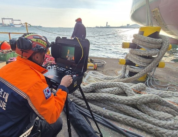 30일 오후 울산소방본부가 수중 수색장비를 동원해 동구 에이치디현대미포 조선소 1안벽 인근 바다에서 실종된 잠수부를 찾고 있다. 울산소방본부 제공. 한겨레, 2024.12.30.