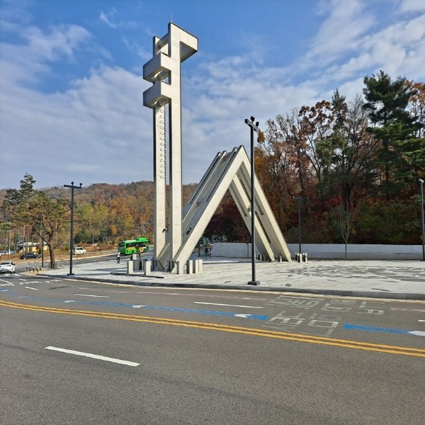 국립 서울대학교의 탄생(?), 즉 <국대안 사건>은 한국 현대사의 비틀린 단면을 그대로 보여준다. 서울대학교는 제국주의 일본의 식민 통치를 위한 중견 관료와 지식인 양성을 목표로 설립된 경성제국대학에 그 뿌리를 두고 있기 때문이다.(출처 : 하성환)