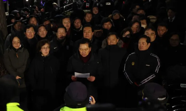 12·3내란사태를 수사하는 공조수사본부가 내란죄 피의자 윤석열 대통령의 2차 체포 영장 집행을 시작한 15일 새벽 서울 용산구 대통령 관저 입구에서 국민의힘 의원들이 입장을 발표하고 있다. 신소영 기자 viator@hani.co.kr(사진 출처 : 한겨레신문)