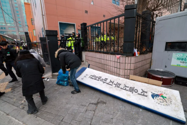 지난 19일 새벽 3시에 서울 마포구 서울서부지방법원에서 윤석열 대통령 구속영장을 발부한 뒤 이날 오전 윤 대통령 과격 지지자들에 의해 부서진 서부지법 모습.(출처 : 글과 사진 한겨레 신문 정용일 선임기자)