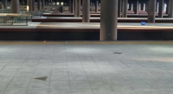 중국 헤이룽장성 하얼빈 안중근의사기념관에서 바라본 1909년 의거 장소. 왼쪽 삼각형이 안 의사가 섰던 자리이고, 오른쪽 위 마름모가 이토 히로부미가 섰던 자리이다. 5m 정도 떨어져 있다.(출처 : 글과 사진 모두 한겨레 신문  하얼빈/최현준 특파원)