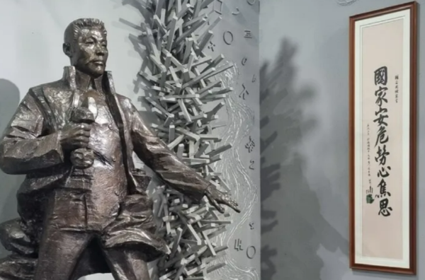 중국 헤이룽장성 하얼빈의 안중근 의사 기념관에 안 의사 동상과 그가 쓴 ‘국가안위 노심초사’라는 편액이 걸려 있다.(출처 : 글과 사진 한겨레 신문  하얼빈/최현준 특파원)