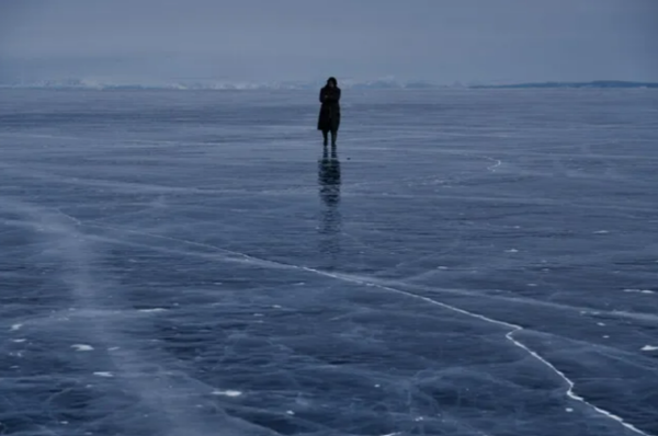 혹한의 추위 속에서 두만강을 건너는 안중근(출처 : 영화 ‘하얼빈’. 씨제이이엔엠(CJ ENM) 제공, 한겨레 신문 2024년 12월 19일 김은형 기자)