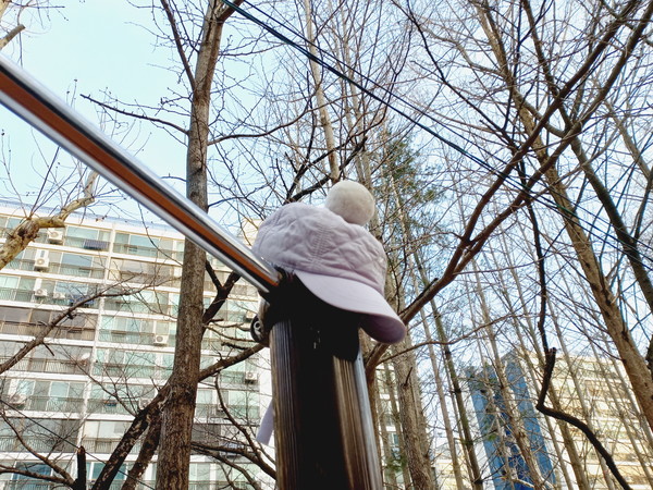 ▲ 공원 철봉에 올려 놓인 모자 