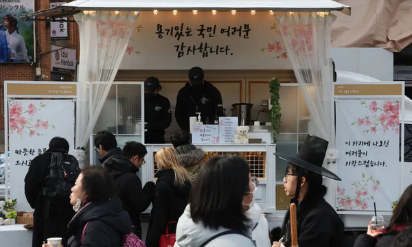 ▲ 계모임 ‘잠 못드는 계동주민’이 여행가려고 모았던 곗돈으로 준비한 커피차. 백소아 기자(사진 출처 : 한겨레 신문/https://www.hani.co.kr/arti/society/society_general/1179885.html)