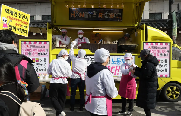 ▲ 학교 급식 노동자들이 준비한 어묵꼬치 푸드트럭. 백소아 기자(사진 출처 : 한겨레신문 /https://www.hani.co.kr/arti/society/society_general/1179885.html)