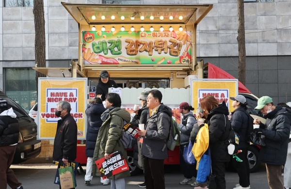 ▲ 익명의 시민들이 준비한 비건 감자튀김 푸드트럭. 백소아 기자(사진 출처 :한겨레신문/ https://www.hani.co.kr/arti/society/society_general/1179885.html)