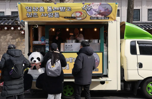 ▲ ‘일상을 돌려받고 싶은 사람들’이 준비한 떡볶이 푸드트럭. 백소아 기자((사진 출처 :한겨레신문/ https://www.hani.co.kr/arti/society/society_general/1179885.html)