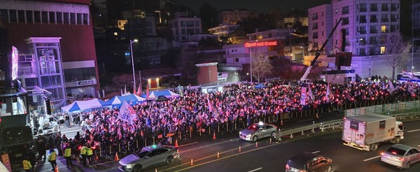 2025.1.15  체포영장 집행에 반대하는 윤석열 대통령 극렬지지자들  한남동 관저 앞.(출처 : 김영수)