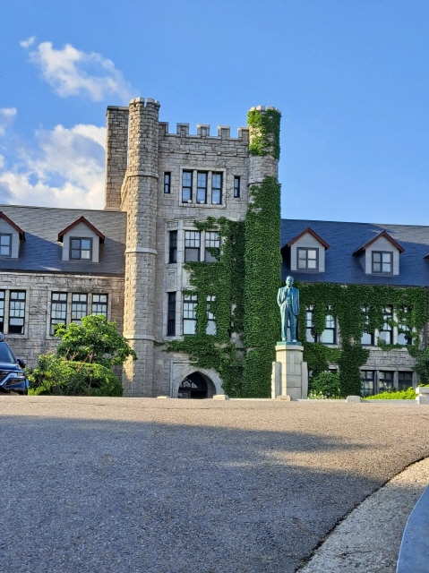 중앙고등학교 교정에 있는 친일 교육자 김성수 동상(출처 : 하성환)