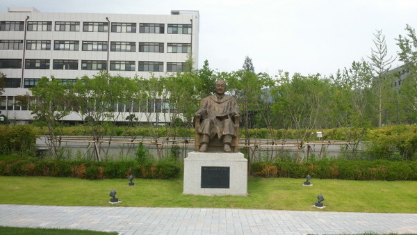 연세대학교 중앙도서관과 핀슨홀(윤동주 시비) 사이에 건립된 연세대 초대 총장 백낙준 박사 기념 동상(출처 : 하성환) 백낙준은 친일 교육자로 김성수, 김활란, 현상윤과 함께 친일인명사전에 등재된 인물이다.  미국유학파로 예일대를 나왔다.