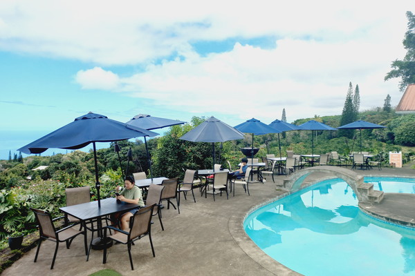 ▲ 해안이 내려다보이는 멋진  야외 커피숍