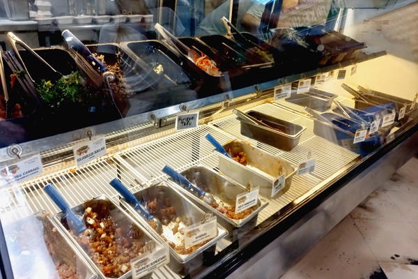 ▲ 'Da Poke Shack'의 찬장. 위는 아채 샐러드, 아래는 여러 종류의 포케