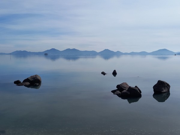 해남군 북일면의 내동바다. 바다 건너 완도가 병풍처럼 둘러쳐져 호수처럼 잔잔한 바다. 윤석열과 그 세력을 뿌리뽑아서 이 바다같은 일상이 되돌아 오길 바랍니다.편집 ; 오성근 객원편집위원