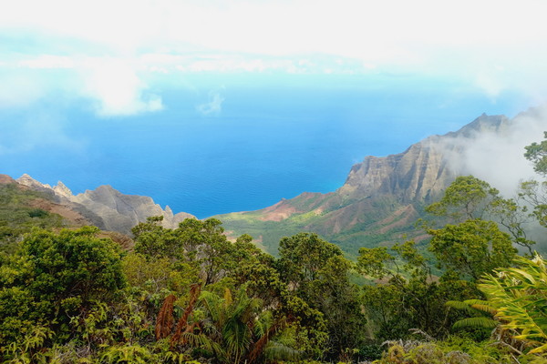 ▲ 인간의 발로는 접근할 수 없는 나 팔리 해안(Nā Pali Coast)에 있는 칼랄라우 계곡(칼랄라우 전망대에서 필자 사진). 