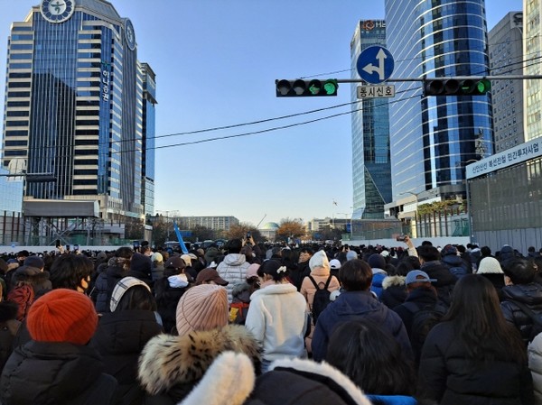 윤석열 탄핵소추안이 통과되던 2024년 12월 14일 국회 앞에 운집한 시민들(출처 : 하성환)