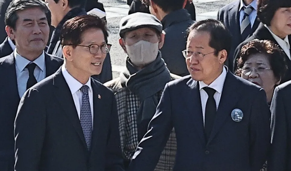 김문수 고용노동부 장관과 홍준표 대구시장이 28일 대구 달서구 2.28민주운동기념탑 참배에 앞서 손을 잡고 인사하고 있다. 연합뉴스(사진 출처  : 한겨레신문 /https://www.hani.co.kr/arti/area/yeongnam/1184798.html)