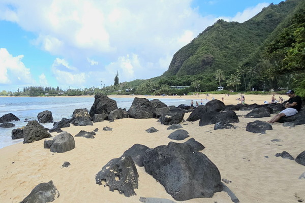 ▲ 검은 바위가 바다를 향해 기어가는 해변