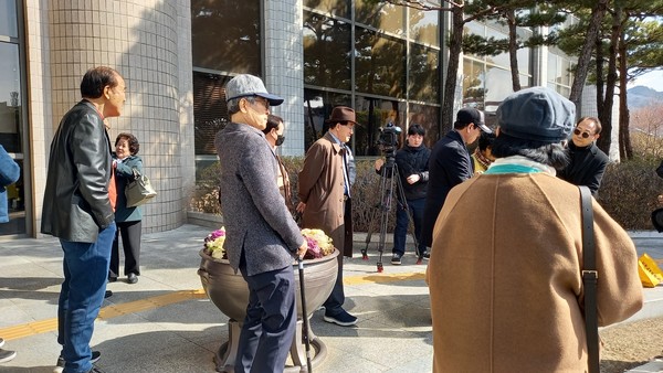 참석하러 오신 유족님들