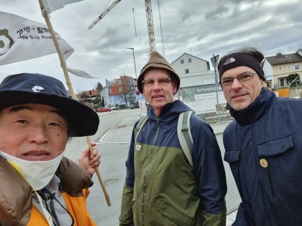 트라운쉬타인에서 만난 BUND(독일 자연보호연맹)동지들이 호수에 이르는 길안내를 자청하고 나섰다.