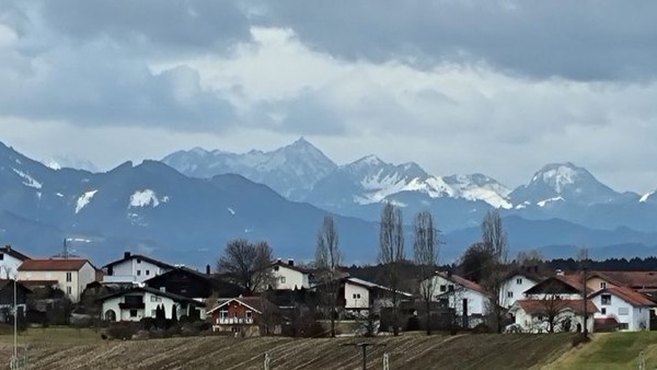 기후온난화로 빙하가 많이 녹았다는 설명을 동지들이 해준다. 알프스의 빙하 녹는 것을, 어느 학자는 '광산의 카나리아'에 비유했다. 바다위에 떠있는 빙하와 달리 육지빙하가 녹으면 해수면상승의 직접 원인이 된다.