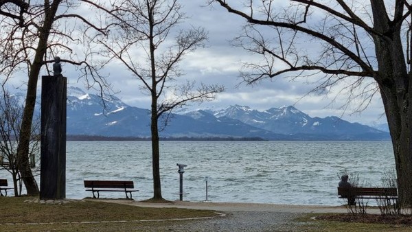 그들과 작별하고 호수를 만난다.