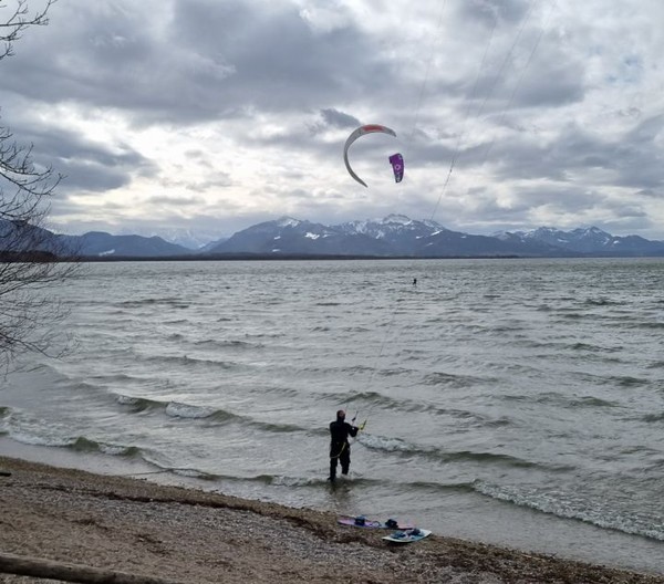 겨울철임에도 윈드서핑을 즐기고 있는 사람들이 꽤 있다. 
