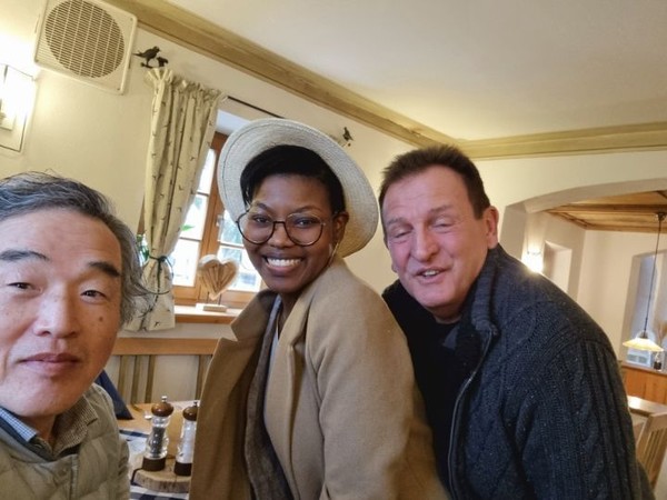 호수가 레스토랑에서 만난 멋진 커플이 나그네의 밥값을 계산해준다. 함께 셀피를 찍으니 지구촌의 분위기가 난다.