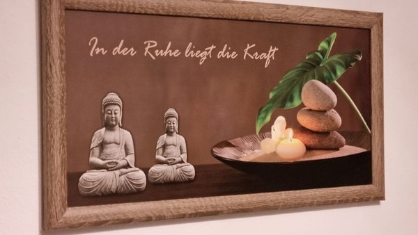 숙소 방에 걸린 사진. '고요한 곳에 있는 힘' 이라는 뜻의 문구아래 불상의 모습이 들어온다. 불교를 좋아하는 독일인이 많다.