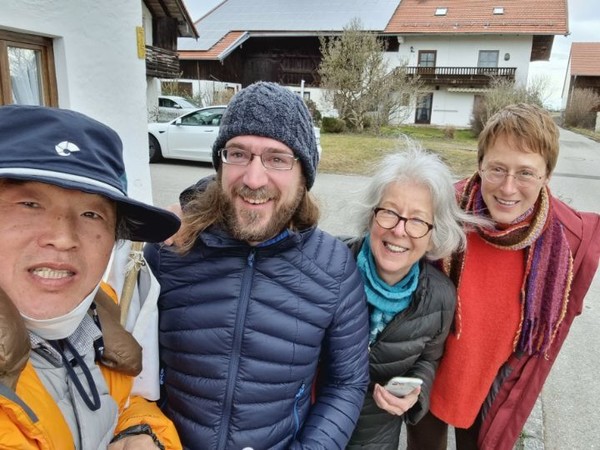 다음날 아침 숙소에 또 이 지역 BUND의 동지들이 배웅하러 나왔다.