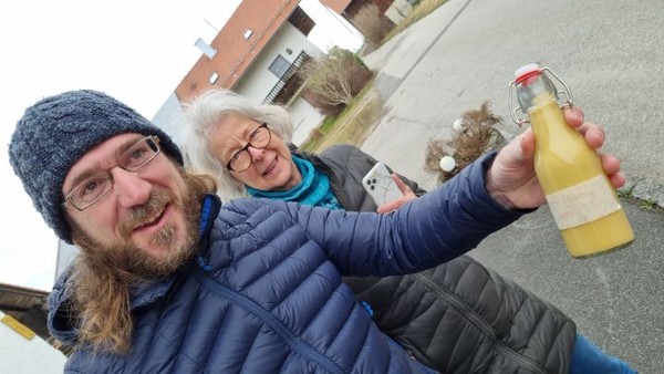 필자에게 주려고 아침일찍 생강사과발효주스를 손수 만들어서 가지고 왔다. 마셔 보니 힘이 나는 보약 같은 주스다. 당케 쉔(감사합니다)