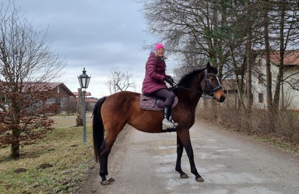 말에 탄 여인에게 필자가 관심을 보였다. 사진 찍어도 좋냐고 하니까 어디서 왔느냐고 묻는다. 사우스코리아라고 하니까 오케이다. 한 폭의 그림 같다.