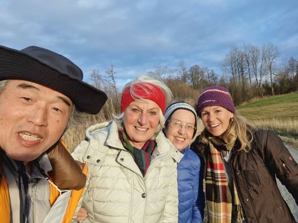 숙박목적지 인근 산책길에서 만난 독일여인들. 사우스코리아에서 온 나그네에 관심을 갖더니 걸어가는 스토리를 알고는 한 사람씩 각자 기념셀피를 찍는다. 밝은 표정이 인상적이다.