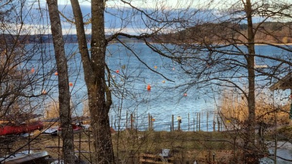 숙소 2층에서 내려다본 호수의 멋진 전경.