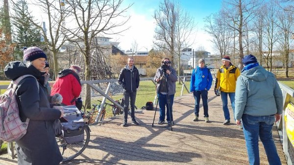 이 도시의 동지들과 기자가 기다리고 있다.