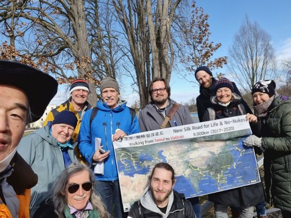 기자회견을 마친후 기념셀피