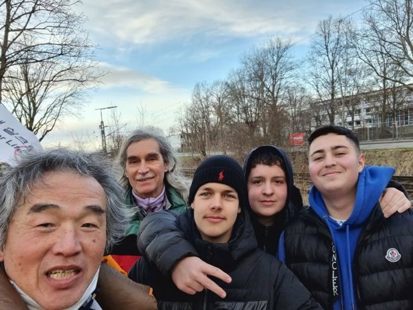 젊은 학생들이 순례에 관심을 보인다.