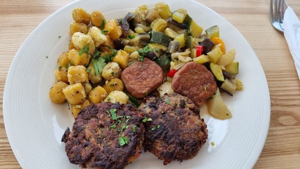 Mehlo님이 단골로 이용하는 유기농매장에 들렀다. 식당도 겸하고 있다.