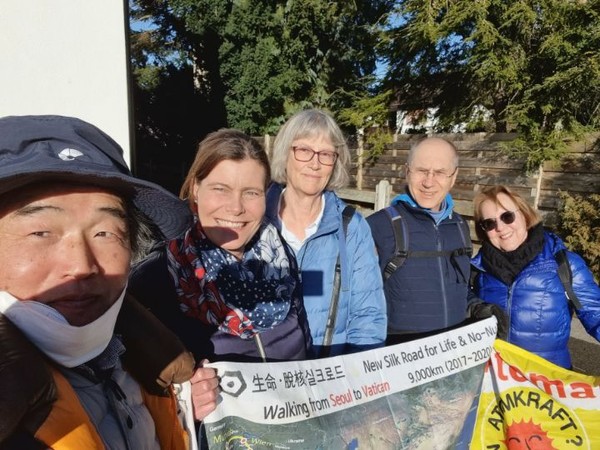 숙소문을 열고 나오니, 일행들이 기다린다. 필자의 곁에 있는 분이 이 소도시(인구 약1만)의 시장님이다. 소도시의 이름은 Höhenkirchen-Siegertsbrunn. 이 분으로부터 방문기념품도 받았다. 영광이다.