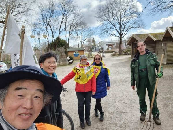 필자위에 보이는 분이 문기덕님이다. 건축과 도시계획을 전공한 후, 지금은 독일 중부의 브란덴부르크주의 소도시에서 기후담당관으로 일하고 있다. 오늘내일의 행사에 필자의 통역을 위해 일부러 휴가를 내고 왔다. 감사의 말씀을 드린다.