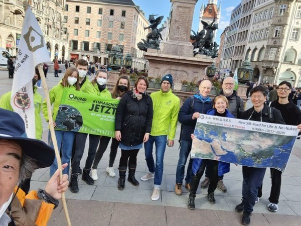 함께 행진한 시민들과도.
