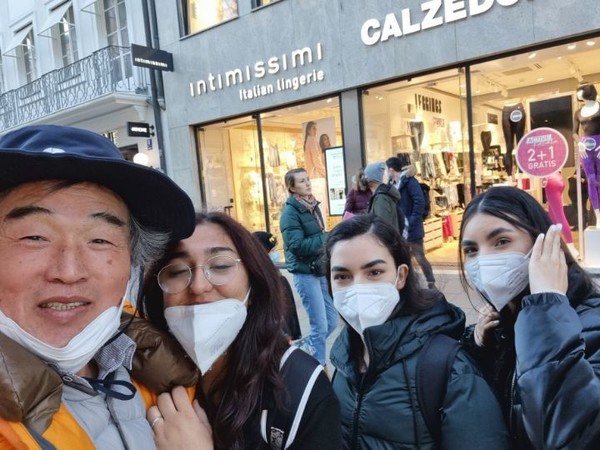 지나가던 시민들이 펼쳐진 세계지도를 보더니 사진찍기를 청한다. 이외에 나그네를 알아보는 시민들도 많았다. TV뉴스의 위력이다.