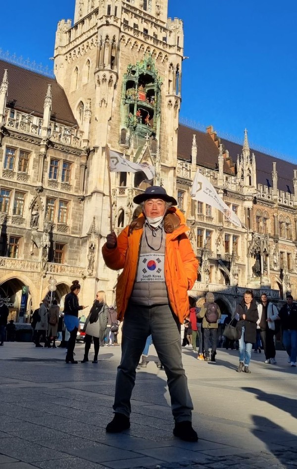 이윽고 이번 겨울순례의 목적지인 뮌헨 마리엔광장에 도착했다.  겨울의 순례는 여기까지이지만 여름에는 다시 이 자리에서 출발하여 알프스를 넘을 것이다.